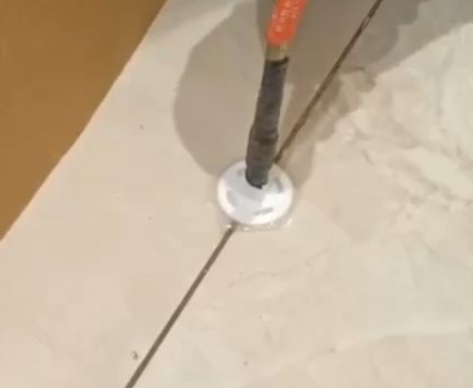新北瓷砖空鼓维修公司专业解答瓷砖在铺贴过程中，如果没有涂抹均匀到位的粘结材料（如水泥砂浆或瓷砖胶），可能会导致以下问题